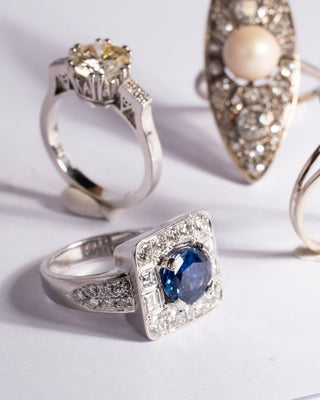 Cocktailring Art Deco-inspirerad med 2,71 ct djupblå Safir